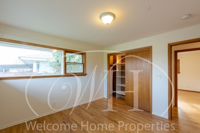 Building Photo - Spacious 5 Bedroom Home with Fenced Yard & Covered Parking