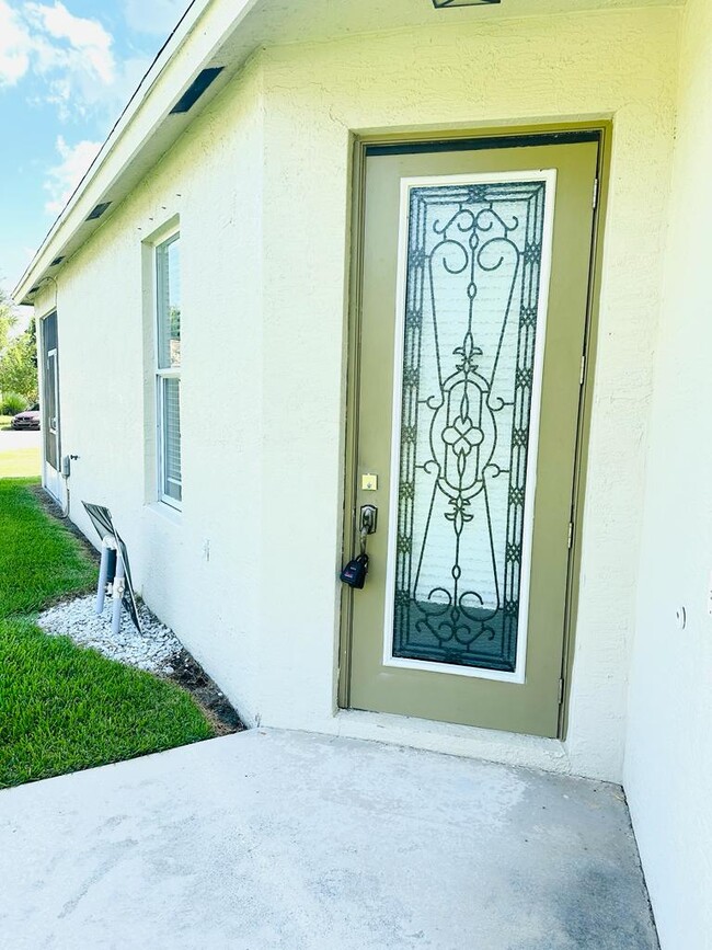 Building Photo - 205 SW Maclay Way