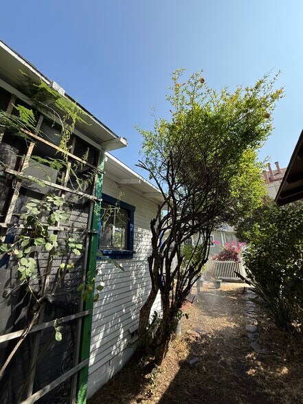 Building Photo - 608 E Angeleno Ave