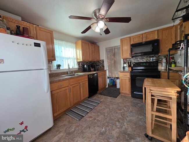 Building Photo - 14 Scarlet Ave