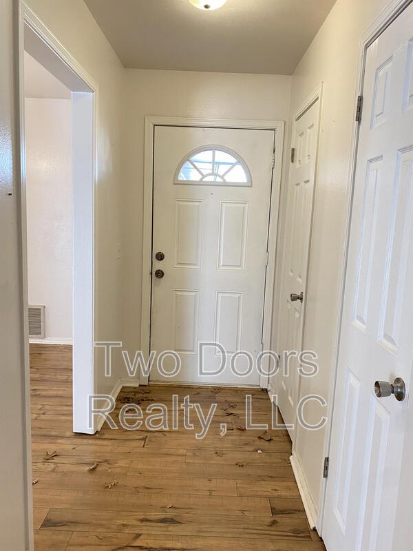 Building Photo - 304 Linda Ln