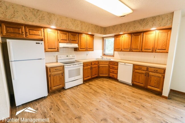 Building Photo - Stunning 2 bedroom duplex in West Manhattan! Large back deck provides beautiful view of Flint Hills!