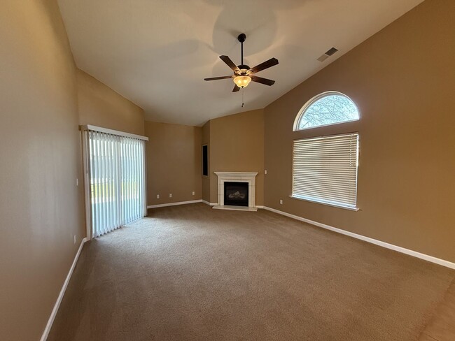 Building Photo - Spacious and Beautiful 4 bedroom luxury ho...