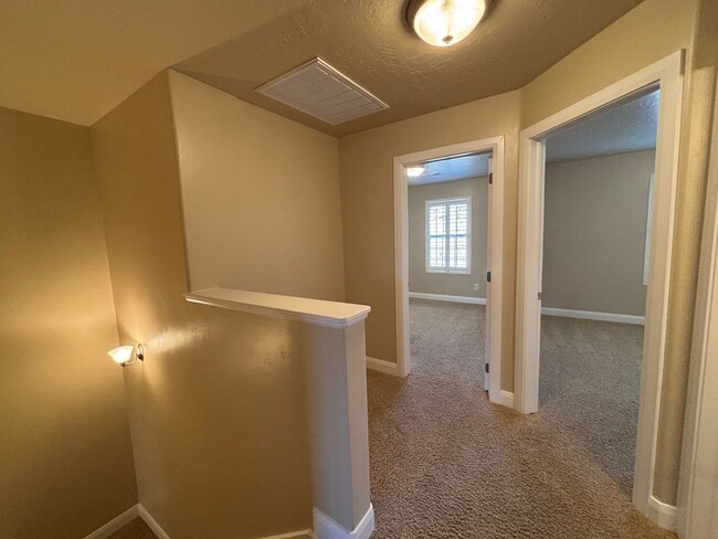 Building Photo - SPACIOUS TOWNHOME FOR RENT!