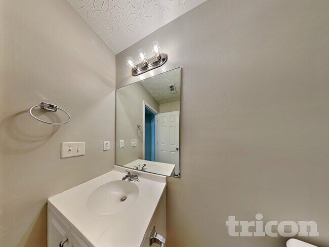 Building Photo - 305 Sarasota Ln