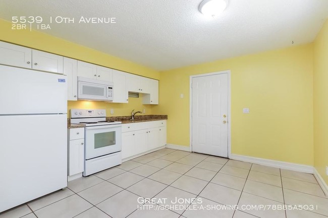 Building Photo - RECENTLY RENOVATED DUPLEX IN PINE MANOR!!!
