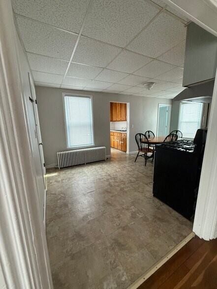 Building Photo - 158 Forest St