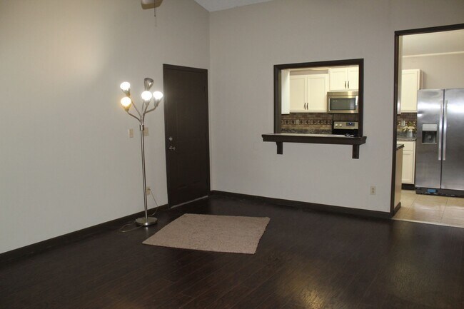 Building Photo - 2 bed 2 bath condo