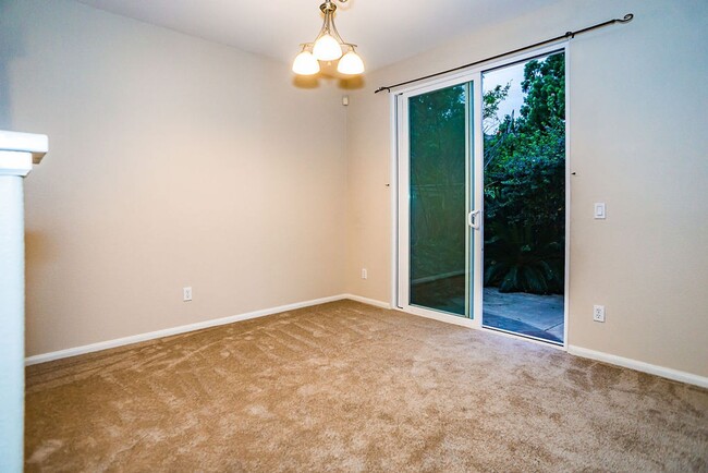 Building Photo - Beautiful townhome in Mission Valley!  Ava...
