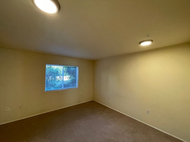 Building Photo - Sammamish - 3 BR, 2 BTH ground floor condo...
