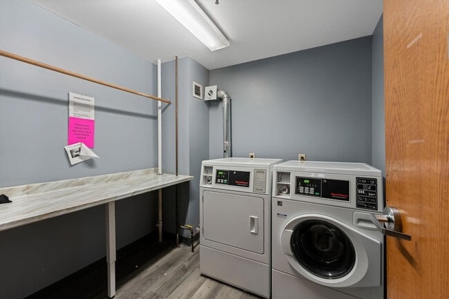 Building Photo - 400 N 1st St