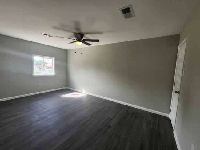 Building Photo - 205 River Oaks Dr