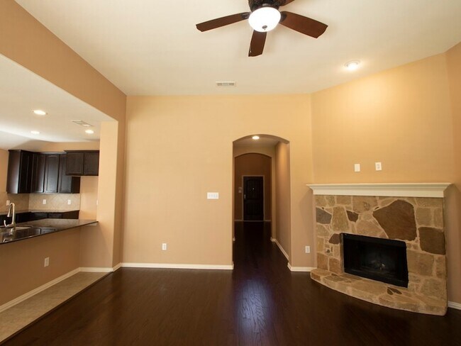 Building Photo - 417 Hackberry Dr