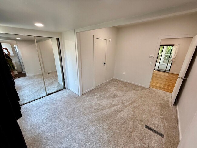Building Photo - Charming 3-Bedroom Home with Spacious Yards & Modern Comforts in Lewiston