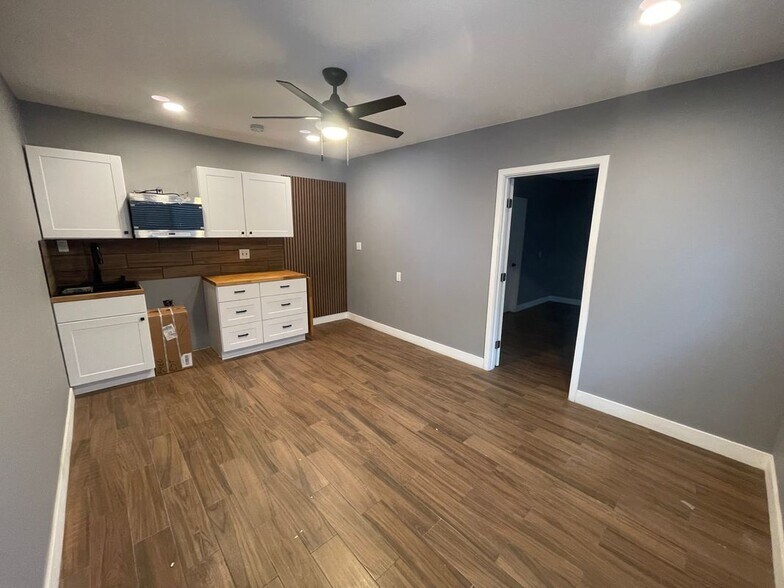 Building Photo - 15947 Amber Valley Dr