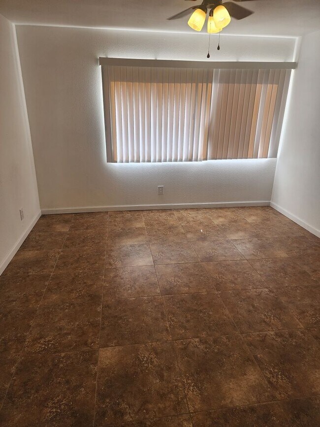 Building Photo - 3 bedroom/ 2 bath condo 1st floor condo