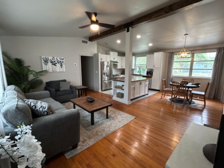 Building Photo - 7424 Roslyn Rd