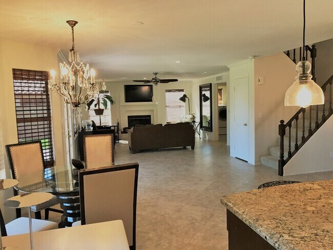 Building Photo - Beautiful 4Bd x 2.5Bath w/ HUGE Backyard &...