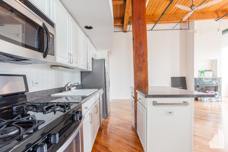 Building Photo - 2222 W Diversey Ave