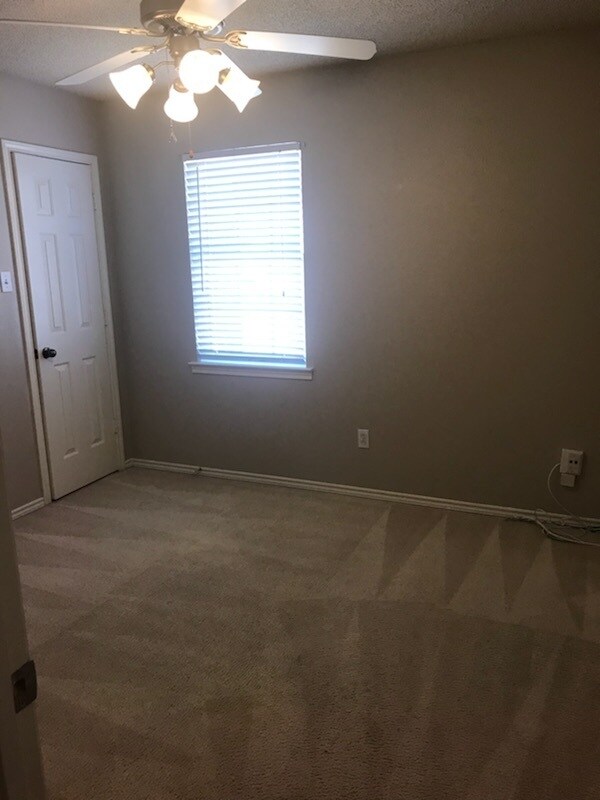 Building Photo - Comfortable & Convenient Living