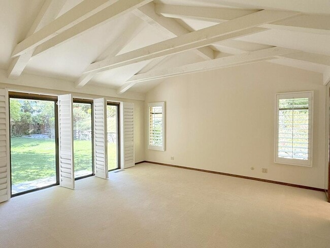 Building Photo - Sprawling ranch home located in highly des...