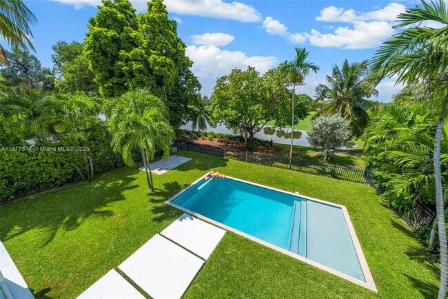 Building Photo - 6050 La Gorce Dr