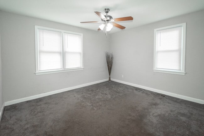 Building Photo - Charming 4-bedroom Cape Cod residence.