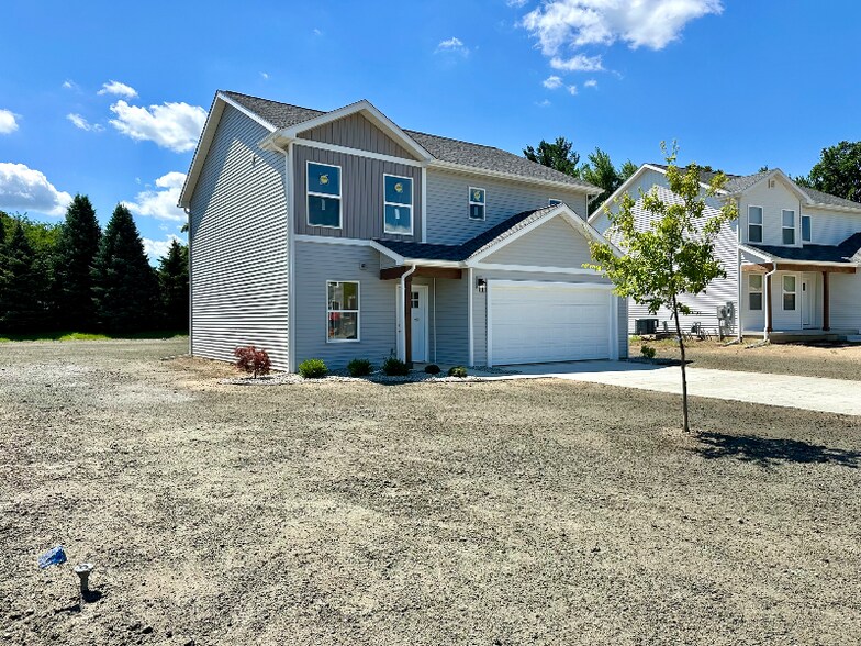 Building Photo - 2011 Grn Acrs Dr