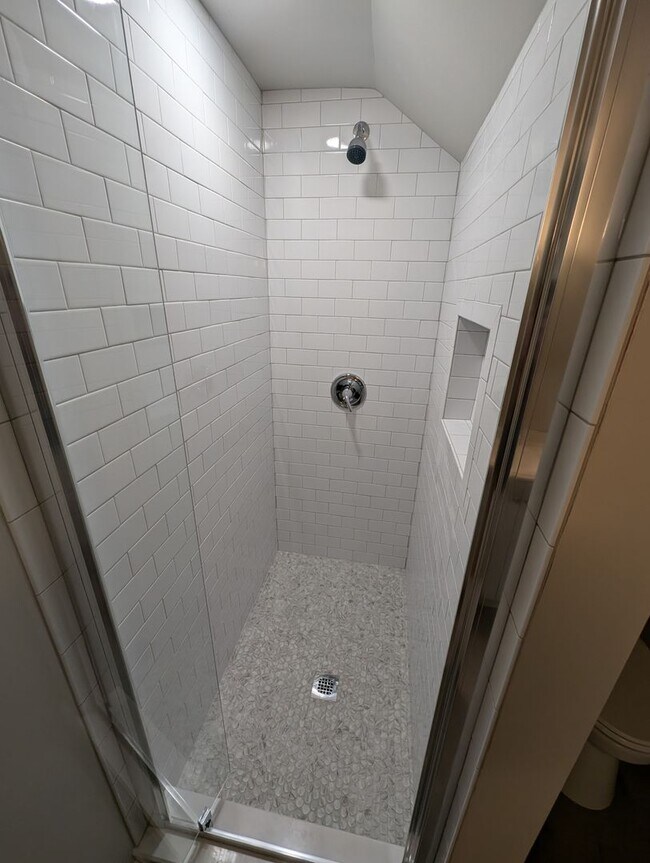 Building Photo - Spacious! 4-Bed and 2-Full Bath Unit with Bonus Room, Garage, Large Backyard