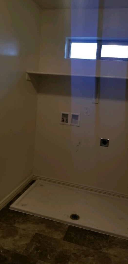 Building Photo - Town home in Little Valley Area. End Unit!!