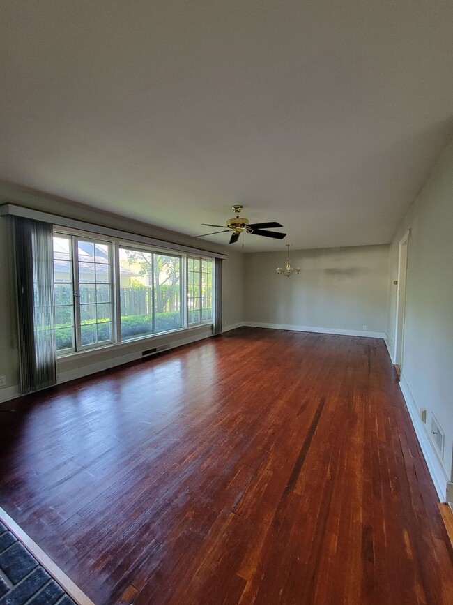 Building Photo - Two Bd - One Ba  close to Clark Park