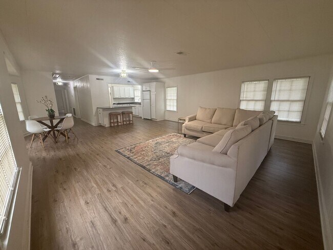 Building Photo - Cozy 3 bedroom, 2 bathroom home in Lake Charles
