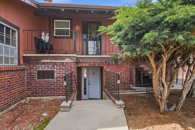 Building Photo - $1,400.95 with $300.00 off the first month's rent, 2 Beds - 1 Bath, Triplex in Aurora with Washer...