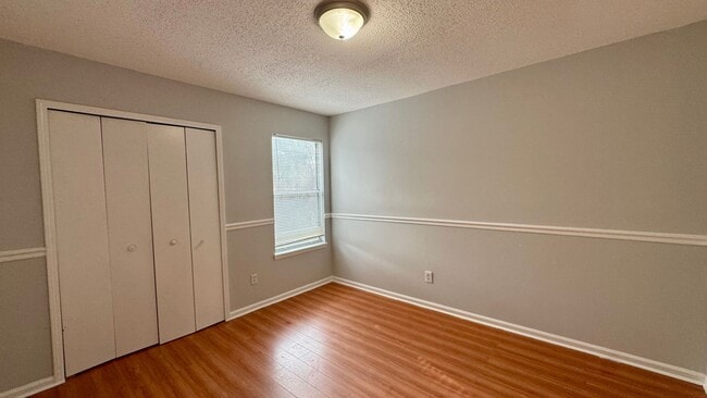 Building Photo - Charming and Conveniently Located Townhome...