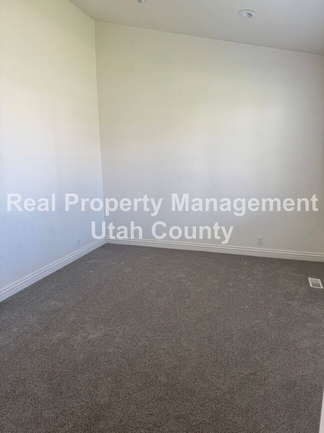 Building Photo - Large Home in Lehi!