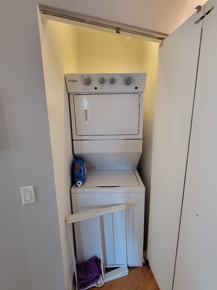 Building Photo - 33 W Ontario St