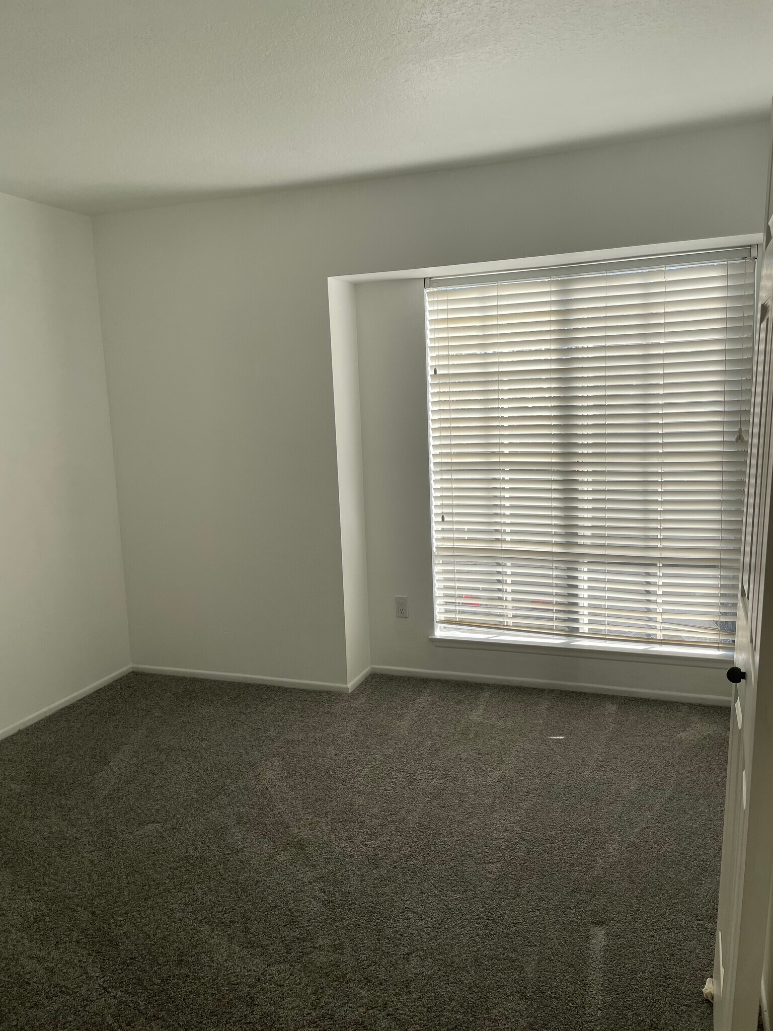 Sunny bedroom - 4201 Las Virgenes Rd