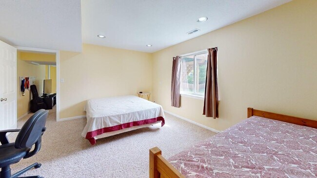 Building Photo - 4006 Hyde Ave