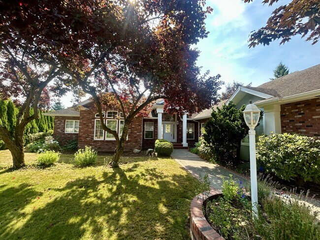 Building Photo - 560 E Maberry Dr
