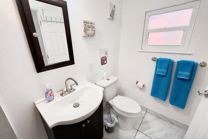 Building Photo - 324 Van Buren St