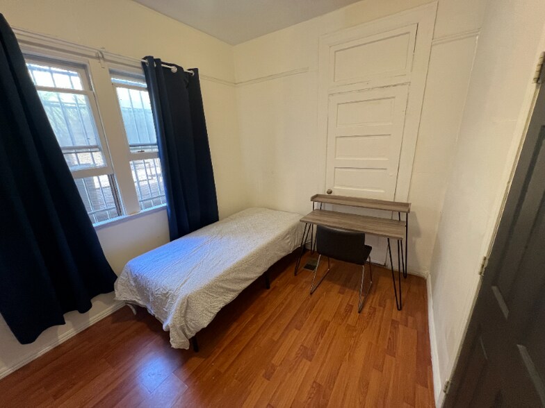 Primary Photo - 934 S Lake St