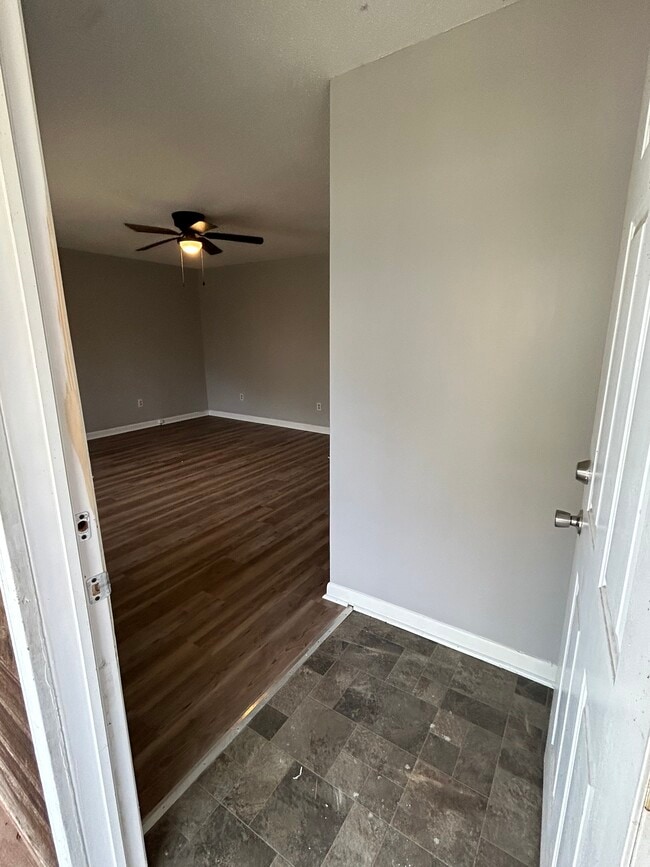 Building Photo - 406 Missionary Ave