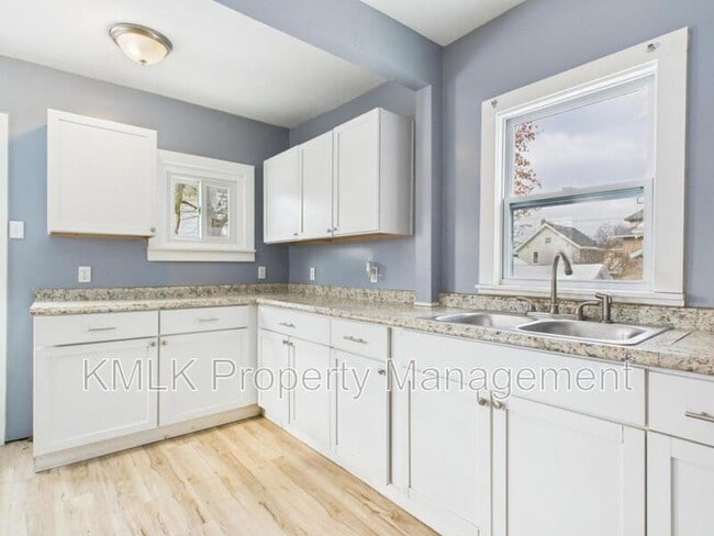 Building Photo - 594 Columbia Ave