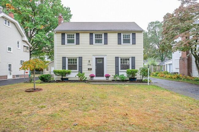 Building Photo - 306 Winona Blvd