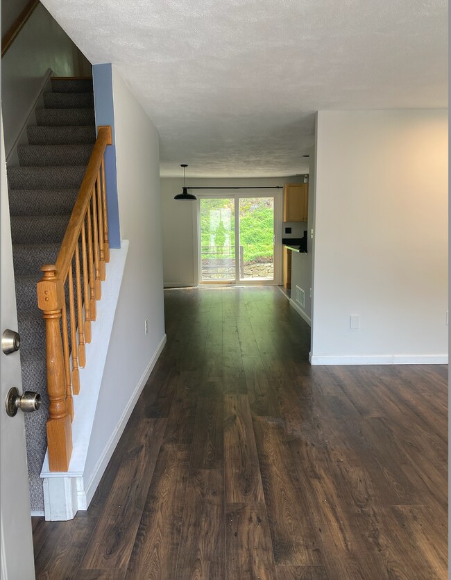 Building Photo - 12 Oak Ridge Dr
