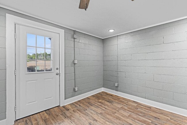 Building Photo - 223 E Broadway St