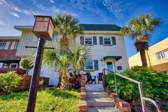 Building Photo - Seasonal Short-Term Venice Island Townhouse Steps from Venice Beach!