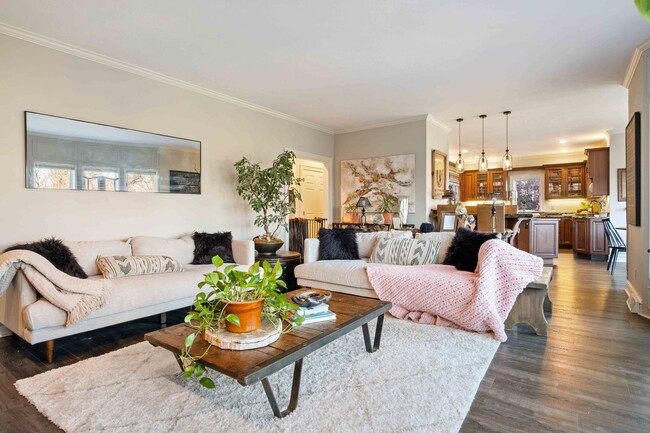 Building Photo - Fully-Furnished Luxurious Home in Nevillewood