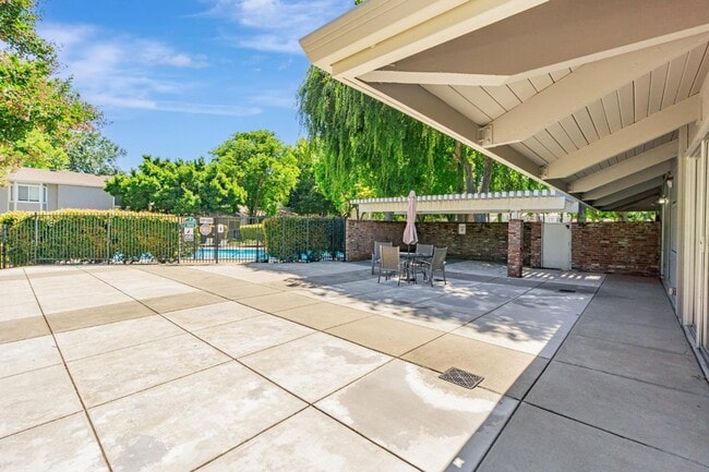 Building Photo - Cute 3BD/1.5BA Townhome with Great Commute location in Danville