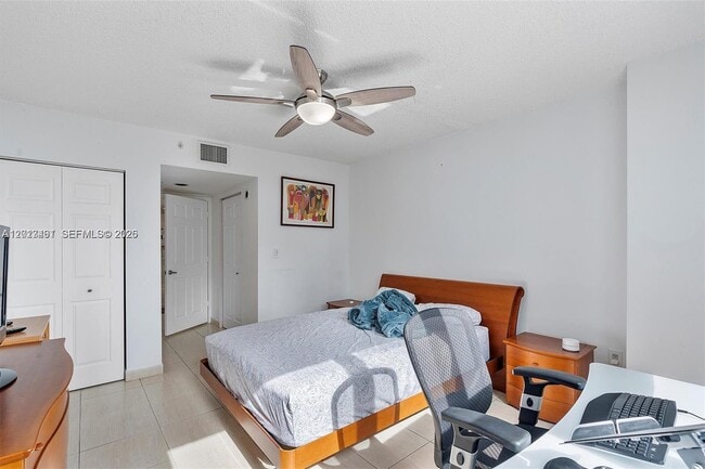 Building Photo - 1155 Brickell Bay Dr